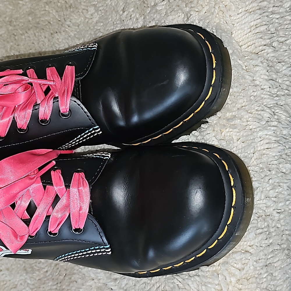 Dr. Martens X Hello Kitty & Friends Boots - Picture 13 of 16
